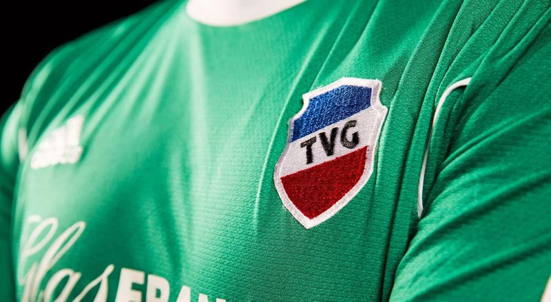 Grünes Trikot mit dem Logo von TV Gründhon